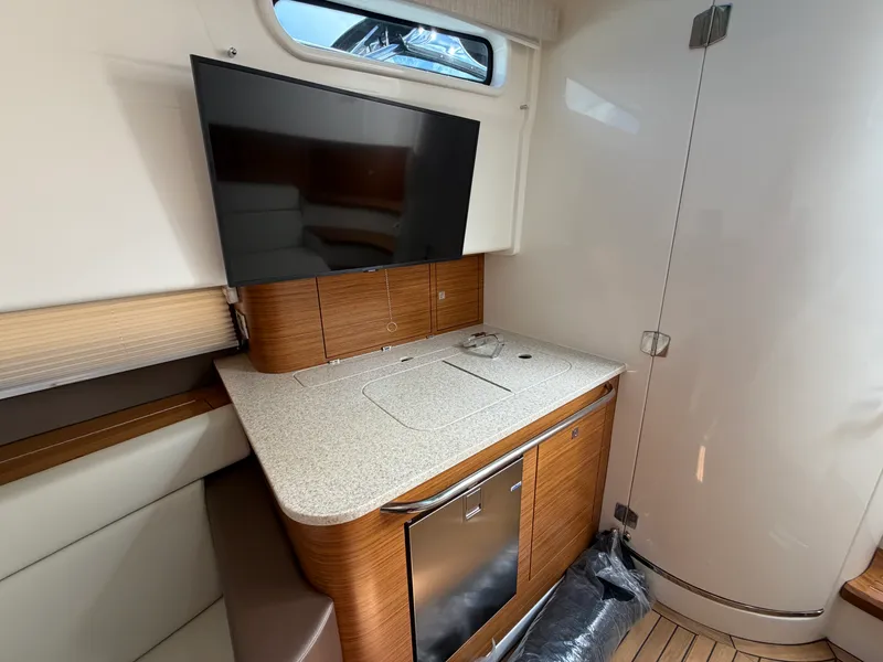 Slide: The Image of Boston Whaler 420 Outrage 2026 - 55