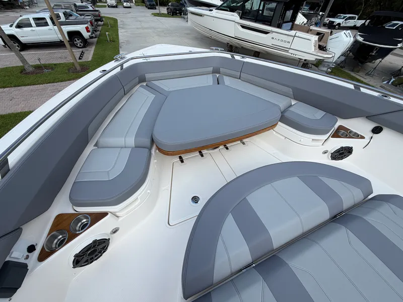 Slide: The Image of Boston Whaler 420 Outrage 2026 - 47