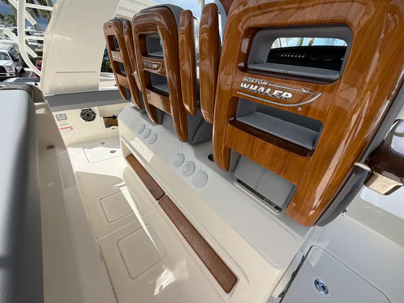 Slide: The Image of Boston Whaler 420 Outrage 2026 - 32