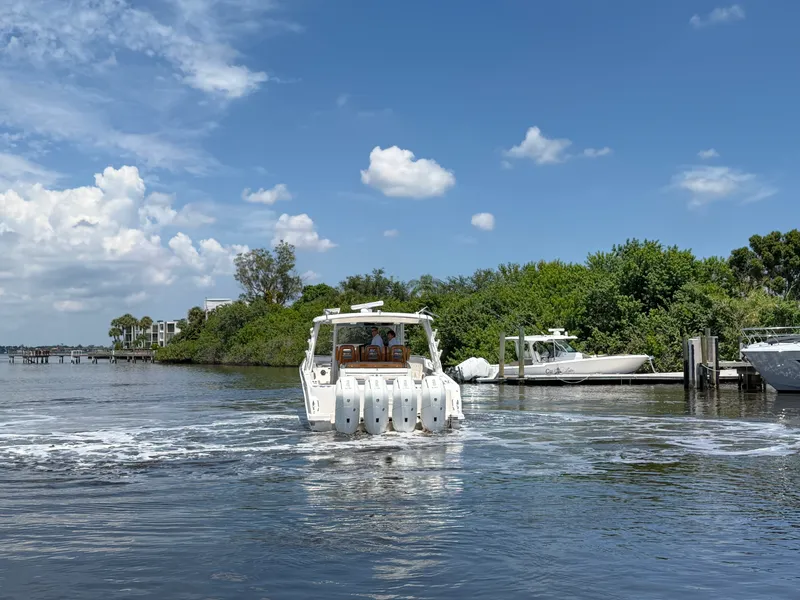 Slide: The Image of Boston Whaler 420 Outrage 2026 - 5