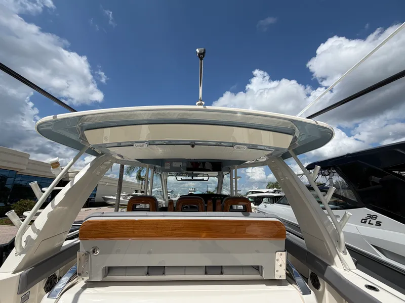 Slide: The Image of Boston Whaler 420 Outrage 2026 - 28