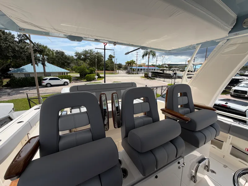 Slide: The Image of Boston Whaler 420 Outrage 2026 - 30
