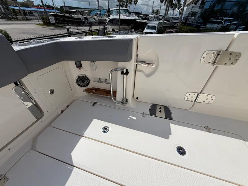 Slide: The Image of Boston Whaler 420 Outrage 2026 - 23