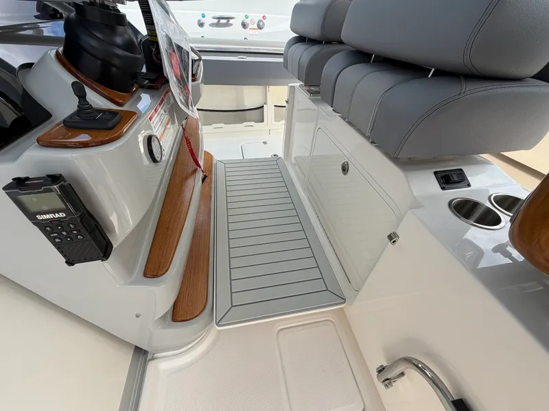 Slide: The Image of Boston Whaler 420 Outrage 2026 - 38