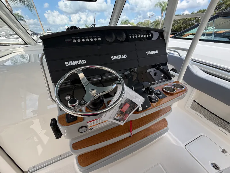Slide: The Image of Boston Whaler 420 Outrage 2026 - 42