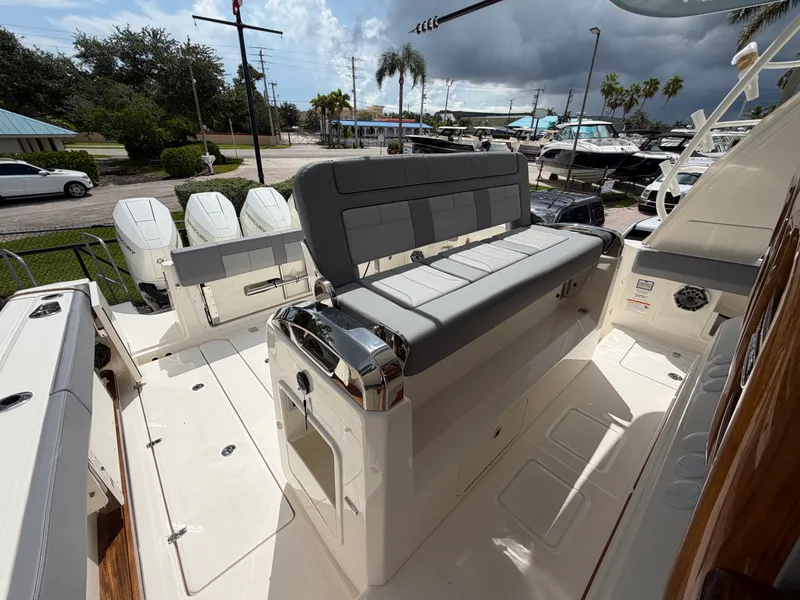 Slide: The Image of Boston Whaler 420 Outrage 2026 - 34