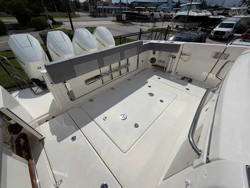 Slide: The Image of Boston Whaler 420 Outrage 2026 - 17