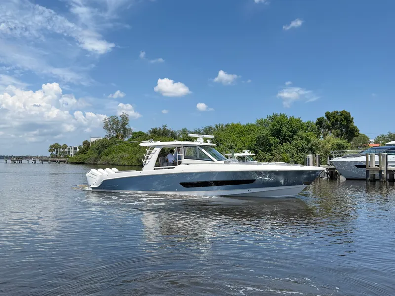 Slide: The Image of Boston Whaler 420 Outrage 2026 - 1