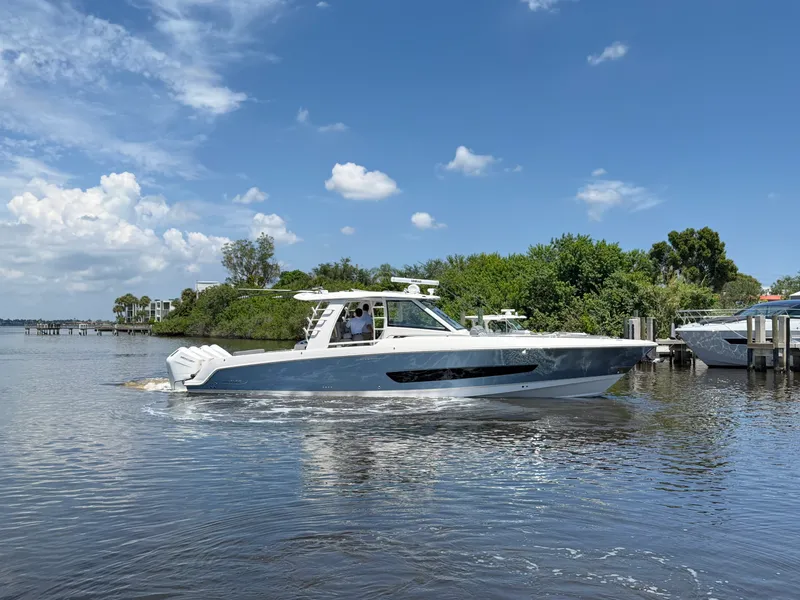Slide: The Image of Boston Whaler 420 Outrage 2026 - 2