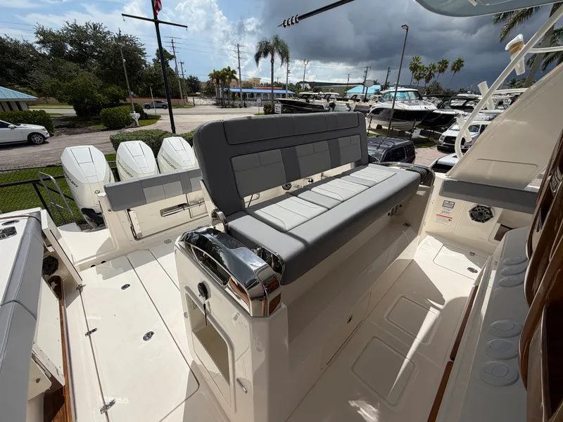 Slide: The Image of Boston Whaler 420 Outrage 2026 - 35