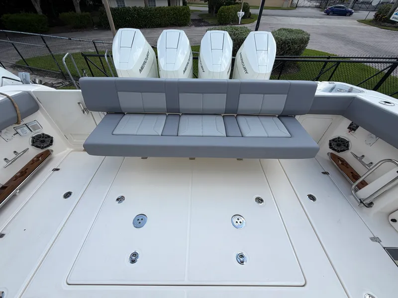Slide: The Image of Boston Whaler 420 Outrage 2026 - 20