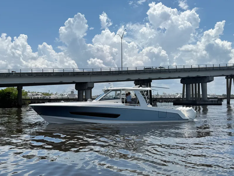 Slide: The Image of Boston Whaler 420 Outrage 2026 - 12
