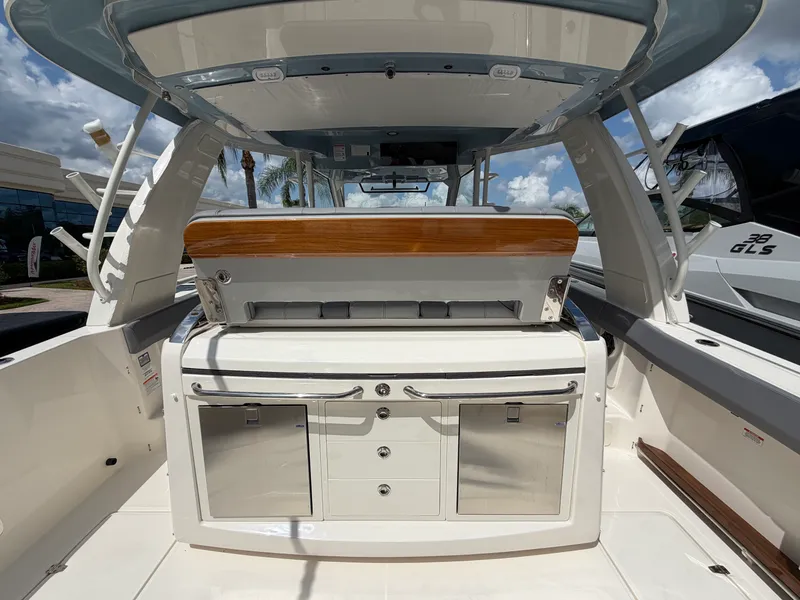 Slide: The Image of Boston Whaler 420 Outrage 2026 - 27