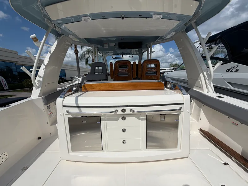 Slide: The Image of Boston Whaler 420 Outrage 2026 - 24