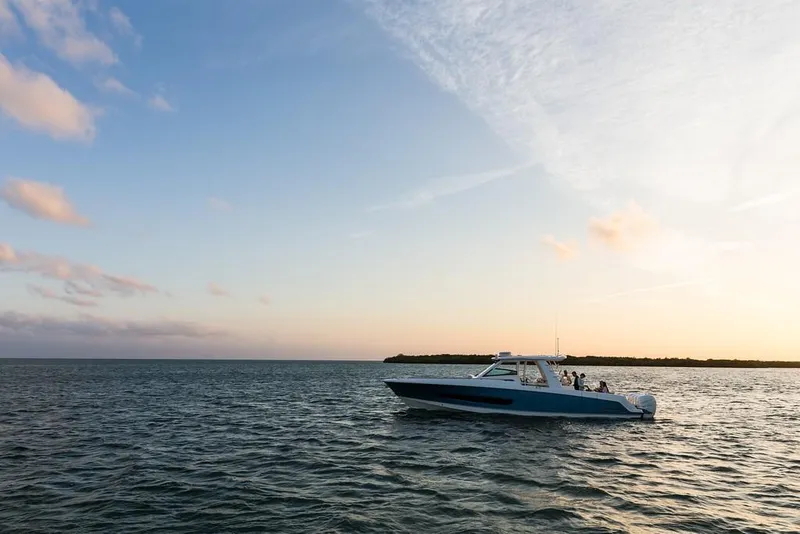 Slide: The Image of Boston Whaler 420 Outrage 2026 - 26