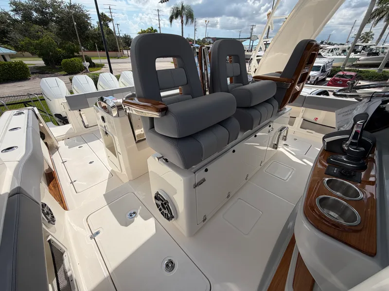 Slide: The Image of Boston Whaler 420 Outrage 2026 - 36