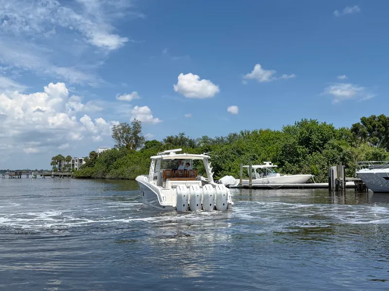 Slide: The Image of Boston Whaler 420 Outrage 2026 - 7