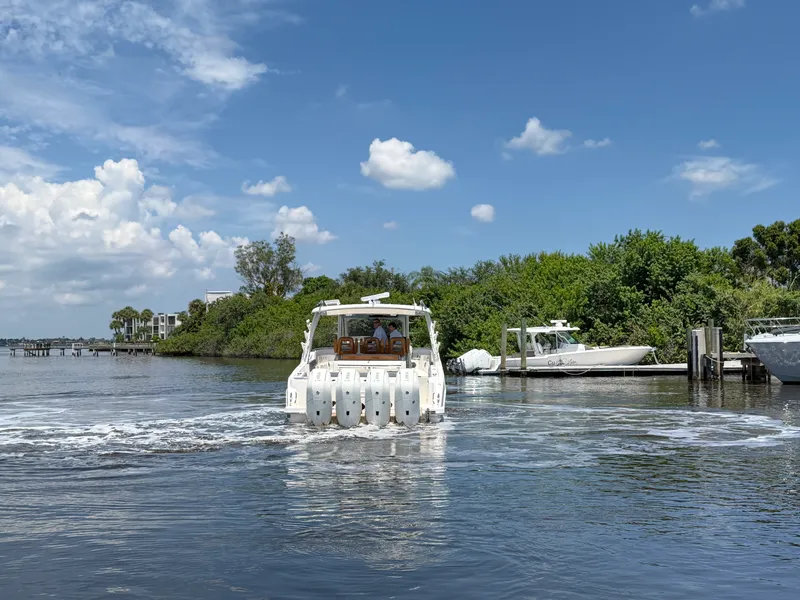 Slide: The Image of Boston Whaler 420 Outrage 2026 - 6