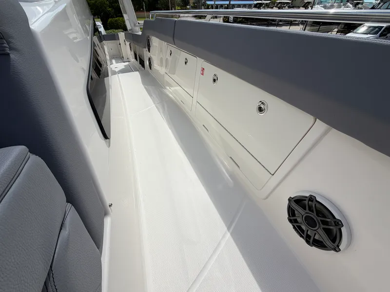 Slide: The Image of Boston Whaler 420 Outrage 2026 - 39