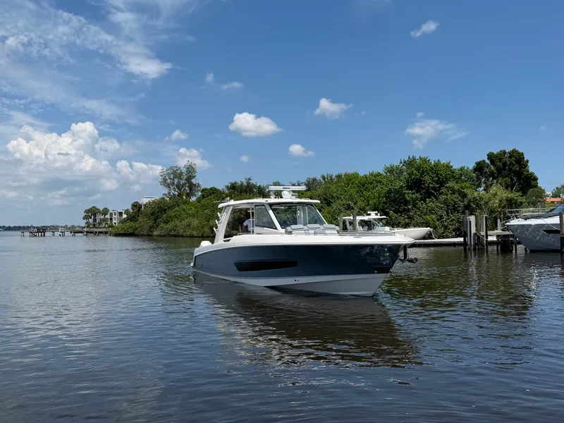 Slide: The Image of Boston Whaler 420 Outrage 2026 - 11