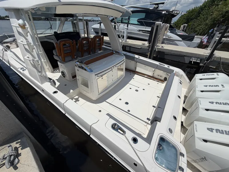 Slide: The Image of Boston Whaler 420 Outrage 2026 - 14