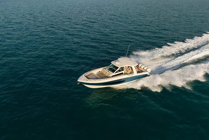 Slide: The Image of Boston Whaler 420 Outrage 2026 - 34