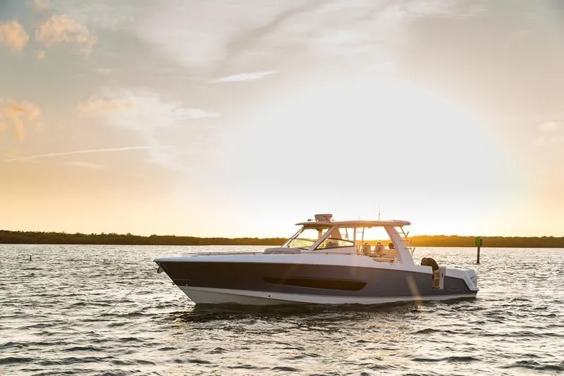 Slide: The Image of Boston Whaler 420 Outrage 2026 - 2
