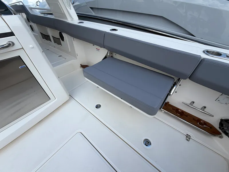 Slide: The Image of Boston Whaler 420 Outrage 2026 - 21