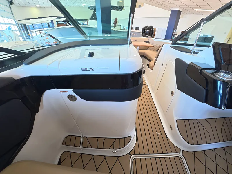 Slide: The Image of Sea Ray SLX 260 Outboard 2027 - 17