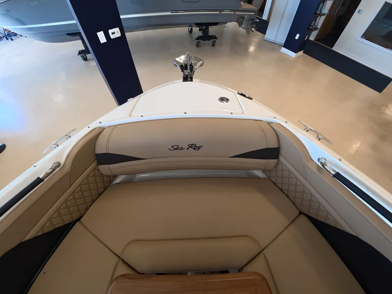 Slide: The Image of Sea Ray SLX 260 Outboard 2027 - 22