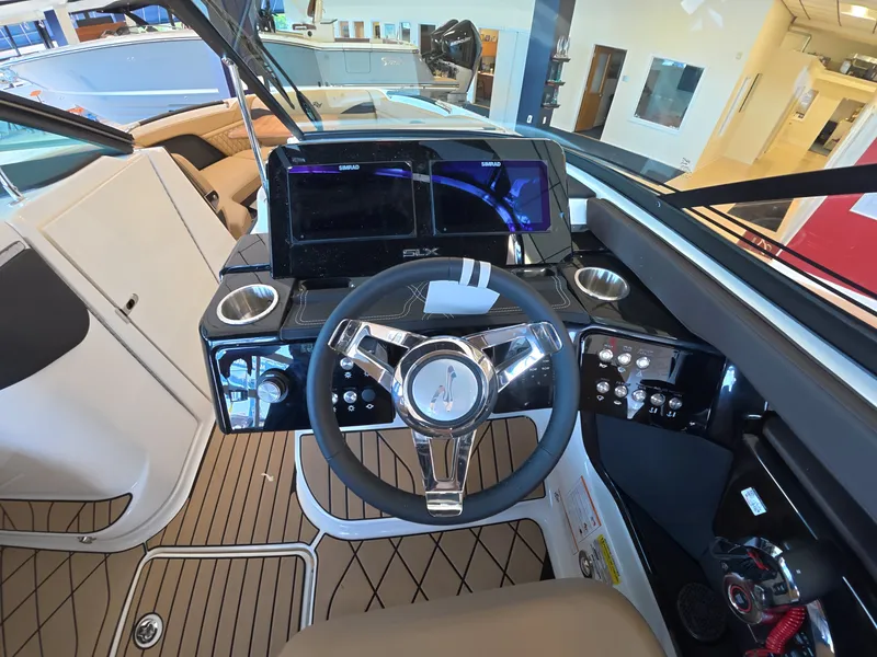 Slide: The Image of Sea Ray SLX 260 Outboard 2027 - 12