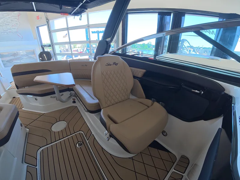 Slide: The Image of Sea Ray SLX 260 Outboard 2027 - 16