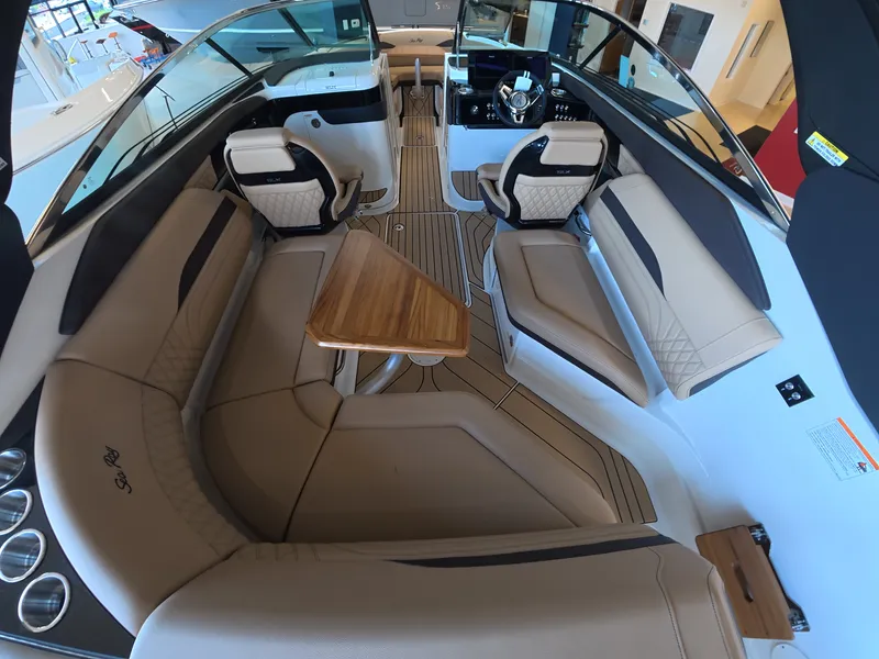 Slide: The Image of Sea Ray SLX 260 Outboard 2027 - 4