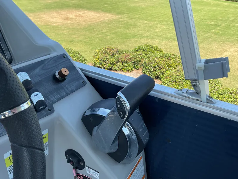 Slide: The Image of Harris Cruiser 230 2022 - 23