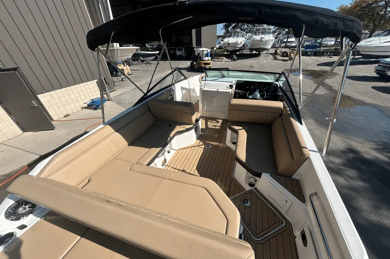 Slide: The Image of Sea Ray 250 SDX 2019 - 12