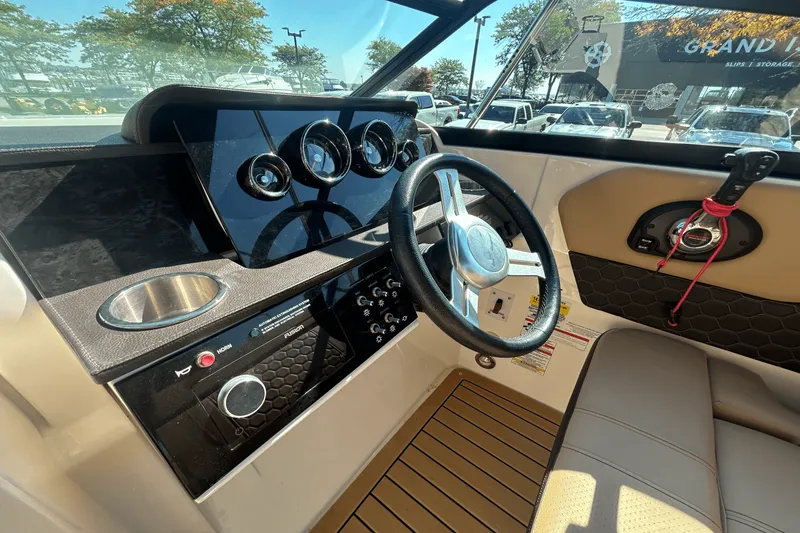 Slide: The Image of Sea Ray 250 SDX 2019 - 21