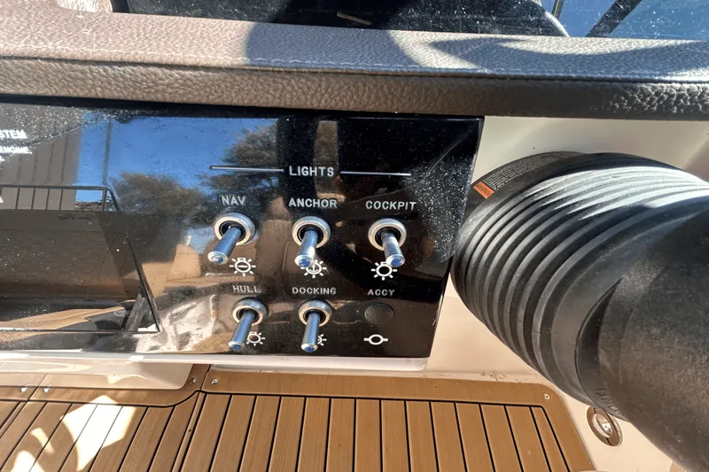 Slide: The Image of Sea Ray 250 SDX 2019 - 22