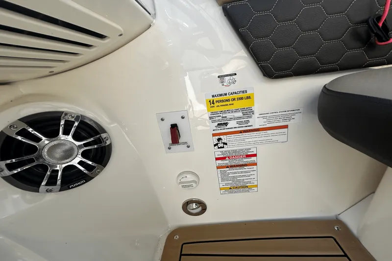 Slide: The Image of Sea Ray 250 SDX 2019 - 24