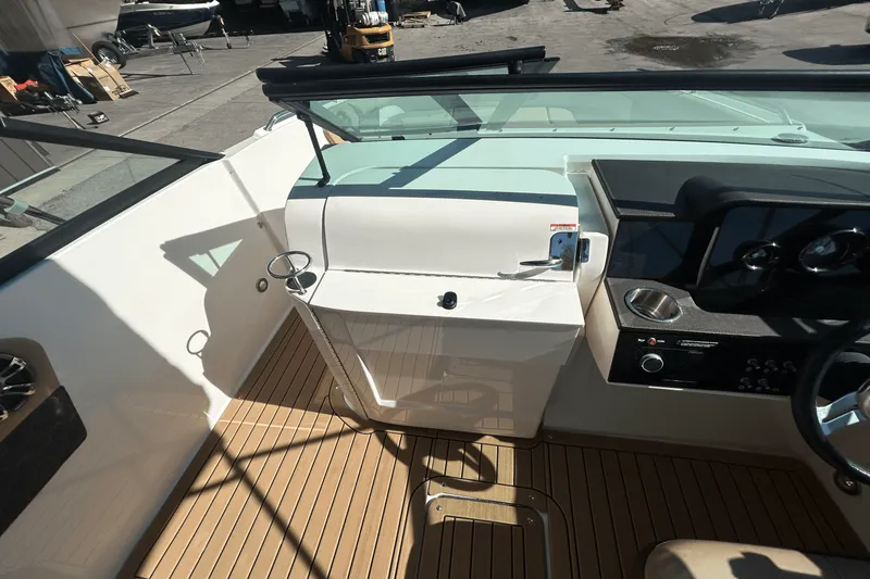 Slide: The Image of Sea Ray 250 SDX 2019 - 27