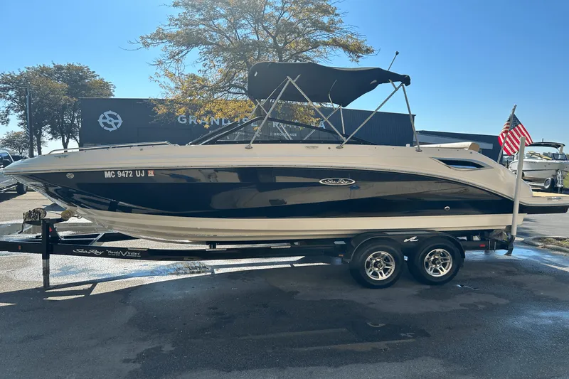 Slide: The Image of Sea Ray 250 SDX 2019 - 3
