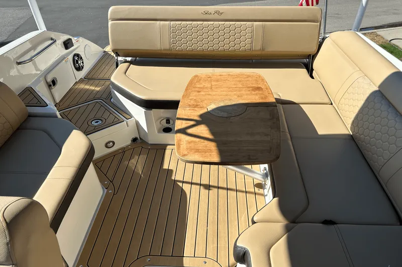 Slide: The Image of Sea Ray 250 SDX 2019 - 38