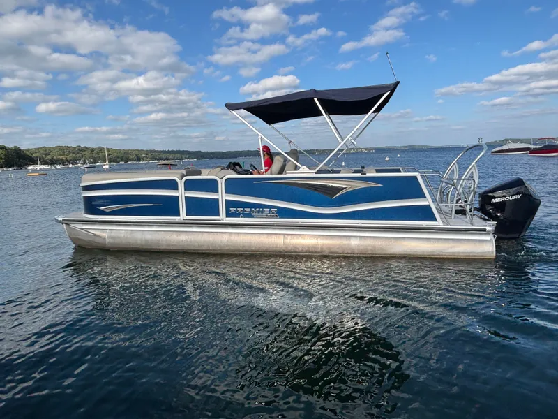 Slide: The Image of Premier 250 Solaris RL 2023 - 1