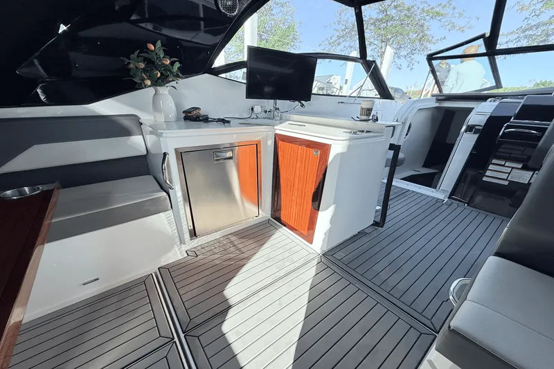 Slide: The Image of Cruisers 38 GLS 2020 - 24