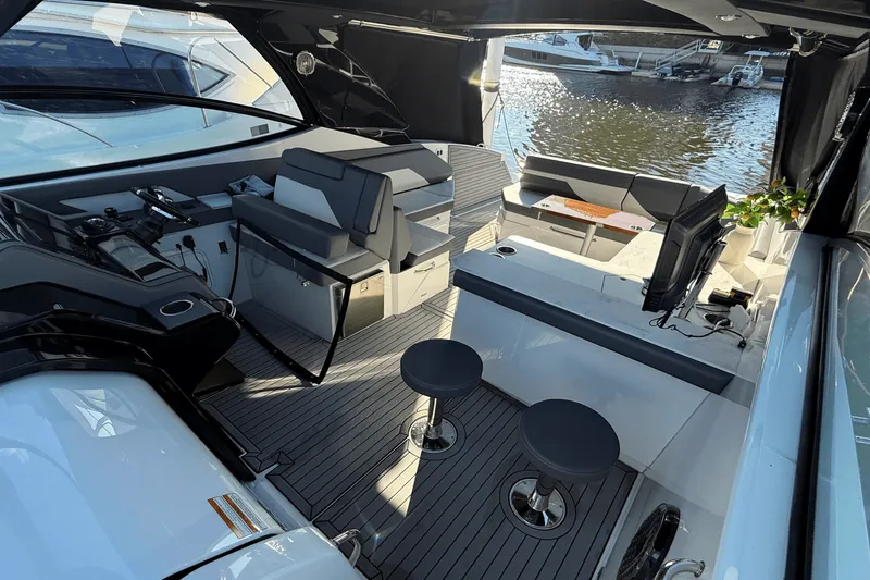 Slide: The Image of Cruisers 38 GLS 2020 - 7