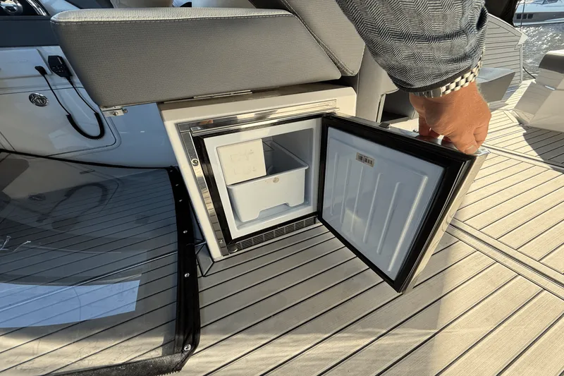 Slide: The Image of Cruisers Yachts 38 GLS 2020 - 11