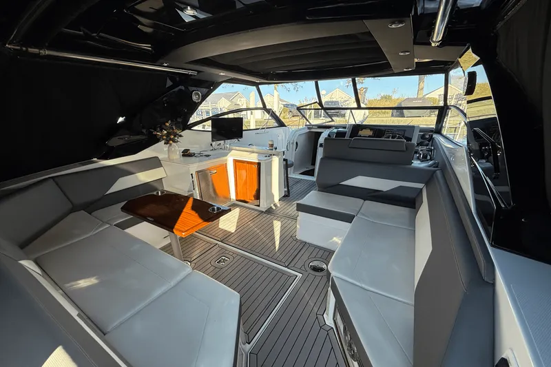 Slide: The Image of Cruisers Yachts 38 GLS 2020 - 25