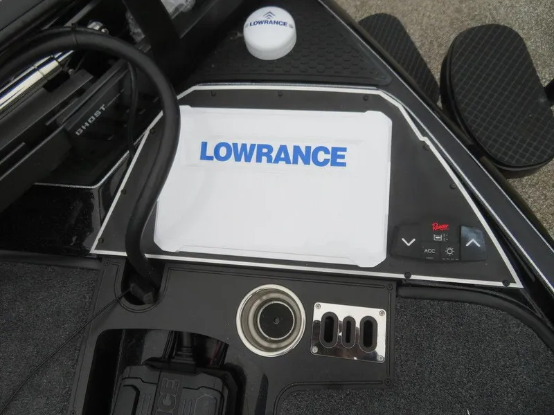 Slide: The Image of 2023 Ranger Z521R Ranger Cup Equipped boat with Lowrance electronics. - 25