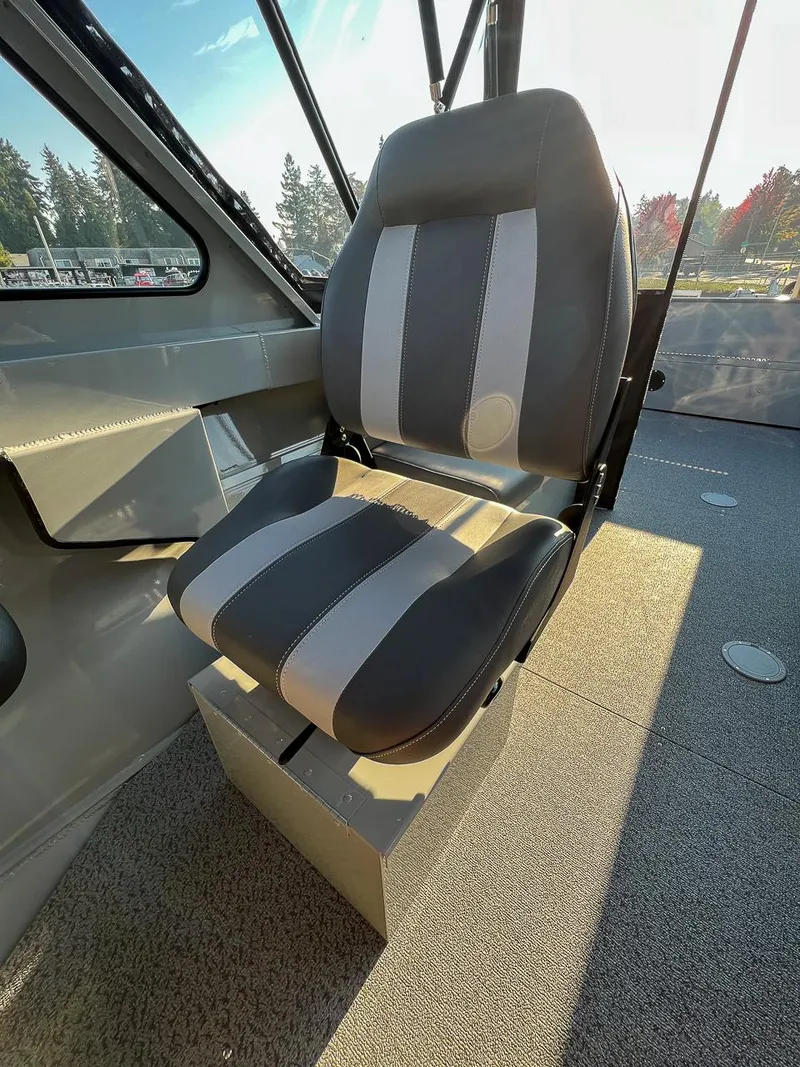 Slide: The Image of Captain's seat in a 2024 Hewescraft 200 Pro-V boat. - 9