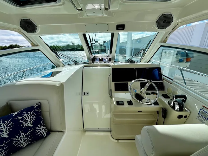 Slide: The Image of Boston Whaler 345 CONQUEST 2018 - 17