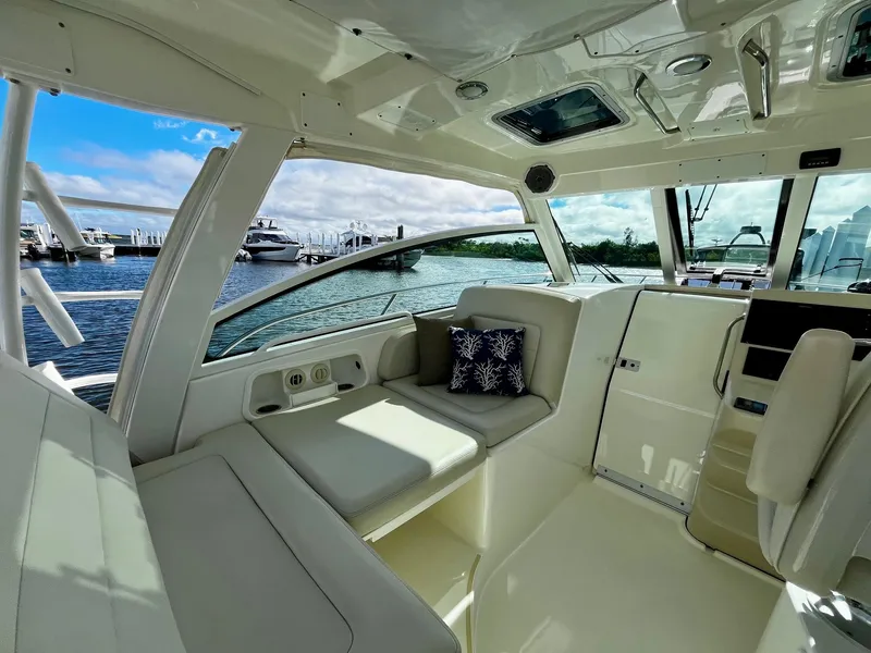 Slide: The Image of Boston Whaler 345 CONQUEST 2018 - 18